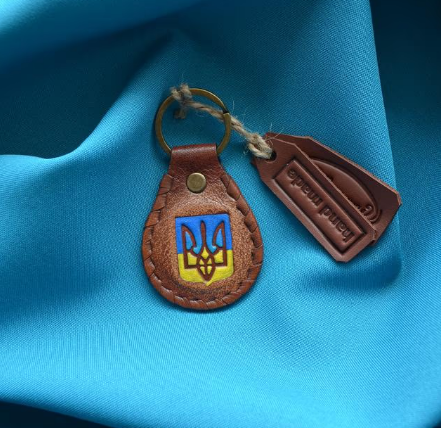 Брелок з натуральної шкіри та ручним розписом з кільцем для ключів "Герб України" ручна робота, фото 1