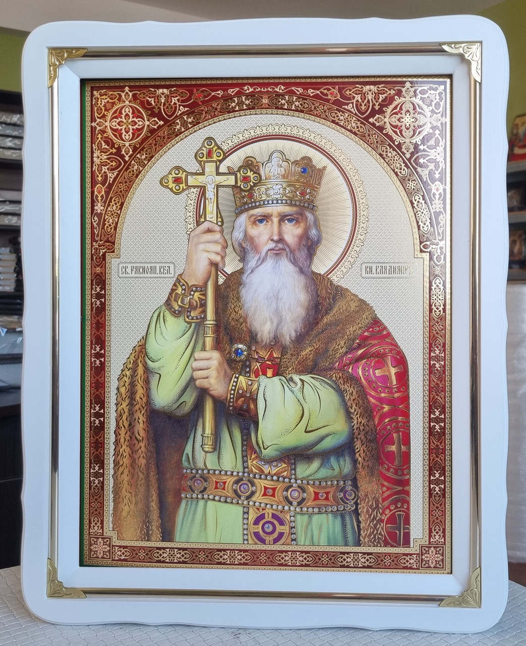 Ікона Святий князь Володимир у білому фігурному дерев'яному кіоті під склом, розмір кіота 37×47, сюжет 30×40.