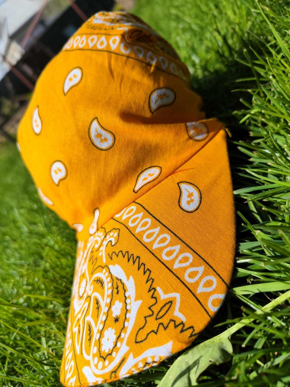Бандана-трансформер літня зручна з козирком від сонця з візерунком пейслі бурштинового кольору