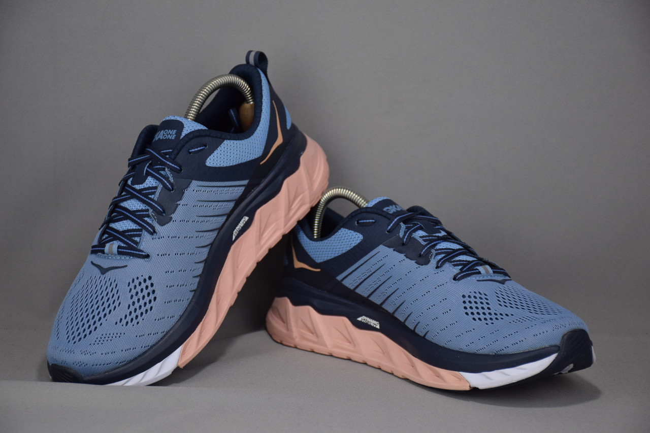 Hoka One One W Arahi 3 . . 42