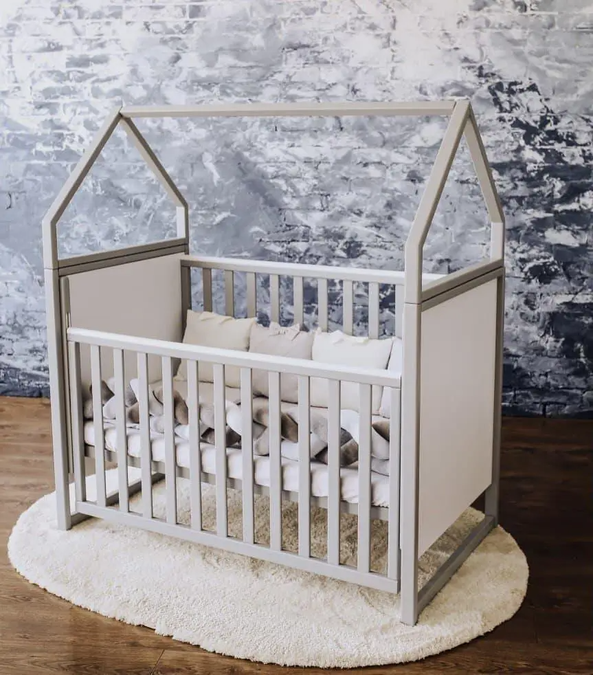 Дитяче ліжечко Angelo "Будиночок" в біло-сірому кольорі