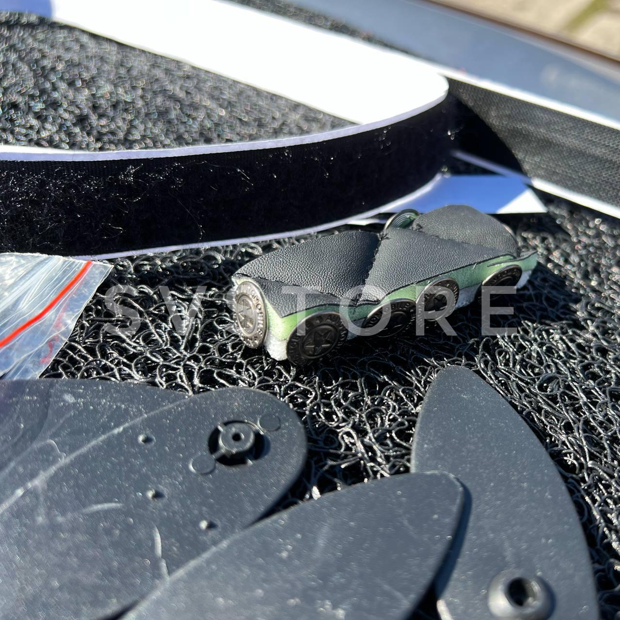 Toyota Land Cruiser 200 Lexus LX 570 чорні з червоним рядком 3D килимки з екошкіри в салон LC200/LX570