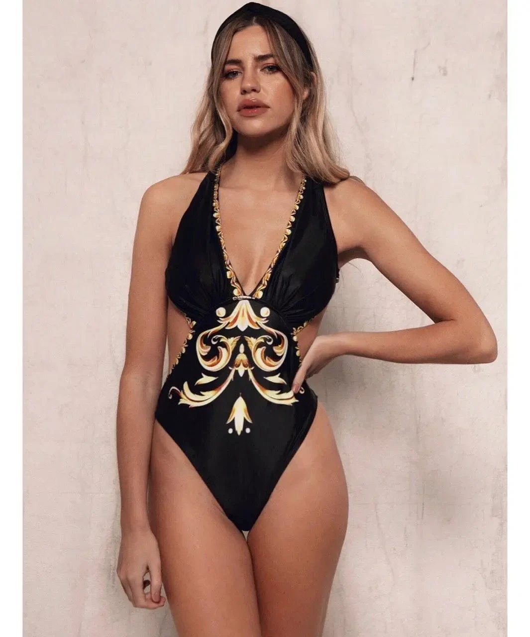 Чорний суцільний купальник з візерунком із золота, фото 1