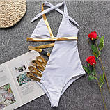 Цілісний суцільний купальник з вирізами та зав'язкою на шиї у білому кольорі, фото 2