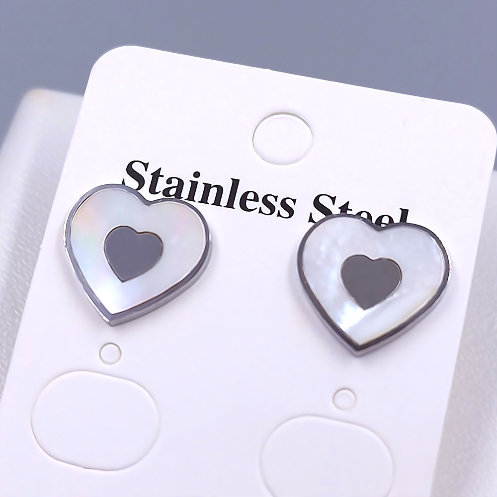 Сережки-гвоздики Stainless Steel з білою емаллю. Сталь. Родій. Довжина: 14 мм. Ширина: 14 мм.