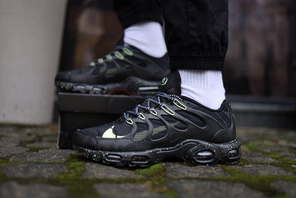 Nike air max plus black and green sales