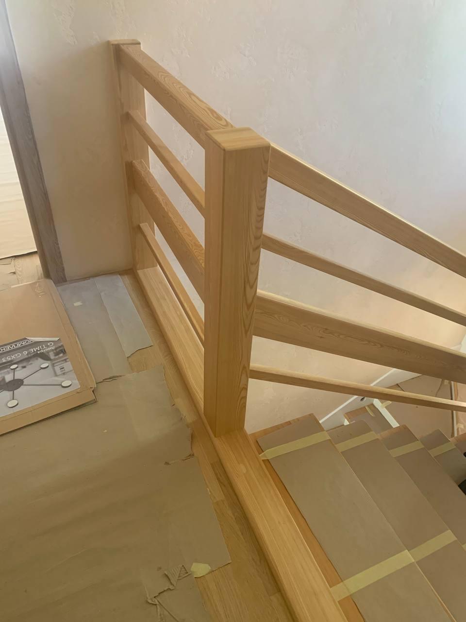 Перила на лестницу деревянные - фото 7 - id-p1836327491