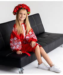 Дитяча вишита червона сукня з квітами і птахами.