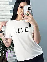 Базовая женская свободная футболка белого цвета с надписью