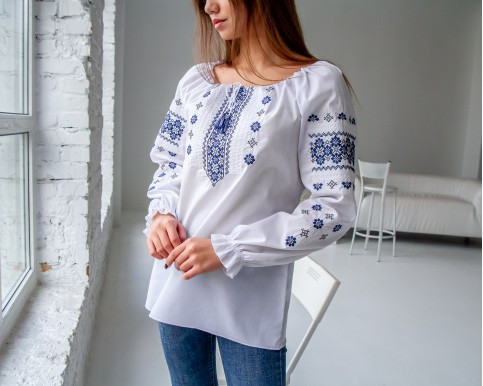 Вишиванка жіноча Діва бавовняна тканина біла з синім орнаментом