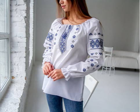 Вишиванка жіноча Діва бавовняна тканина біла з синім орнаментом, фото 1