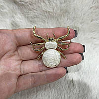 Стильная женская брошь "Перламутровый паук с черными стразами в золоте" - оригинальный подарок девушке