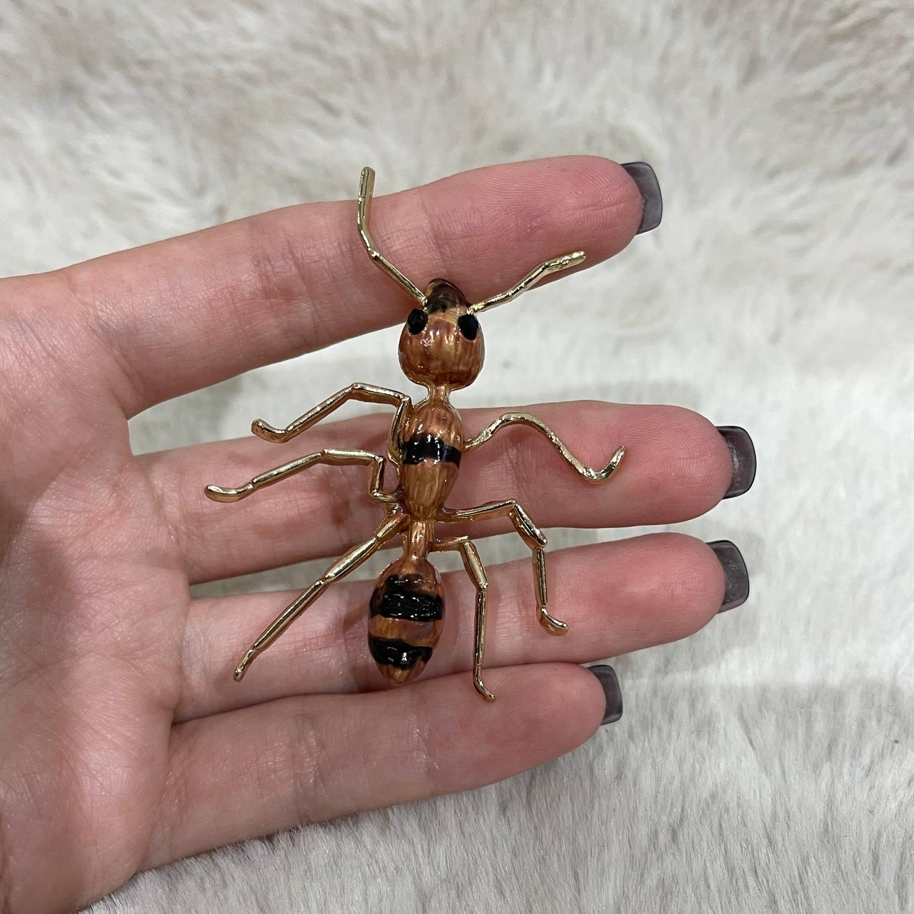 Стильна жіноча брошка "Працьовита мураха в золоті" - оригінальний подарунок дівчині