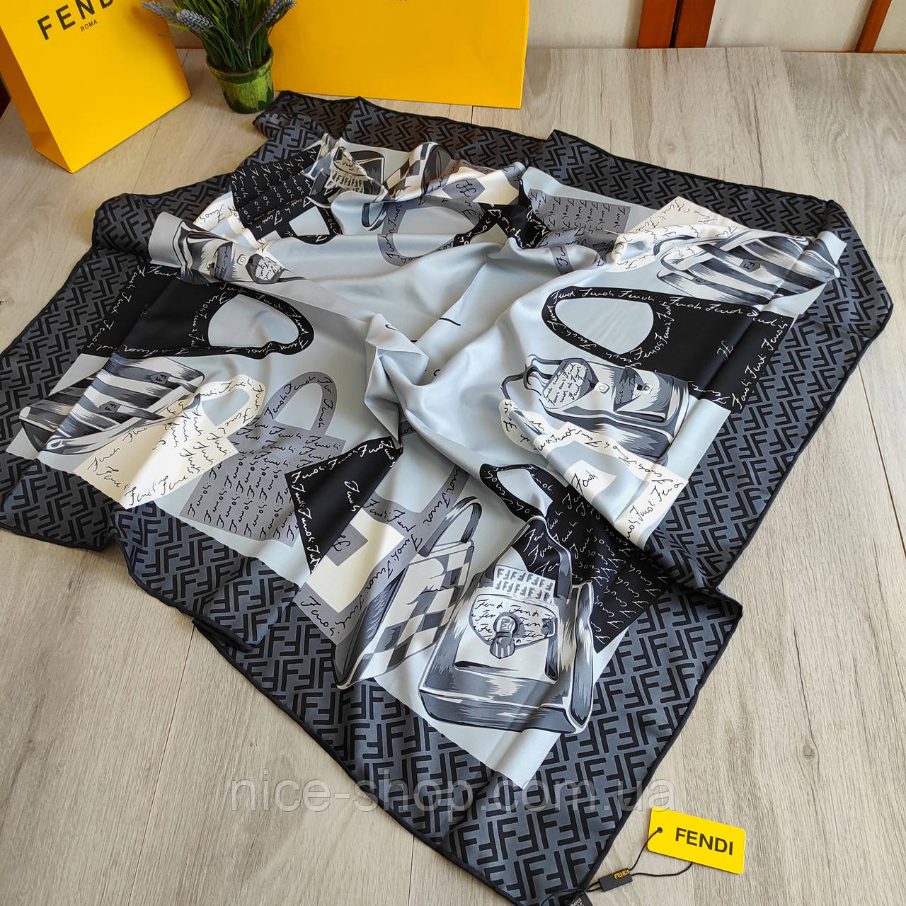Хустка Fendi з ручною підшивкою
