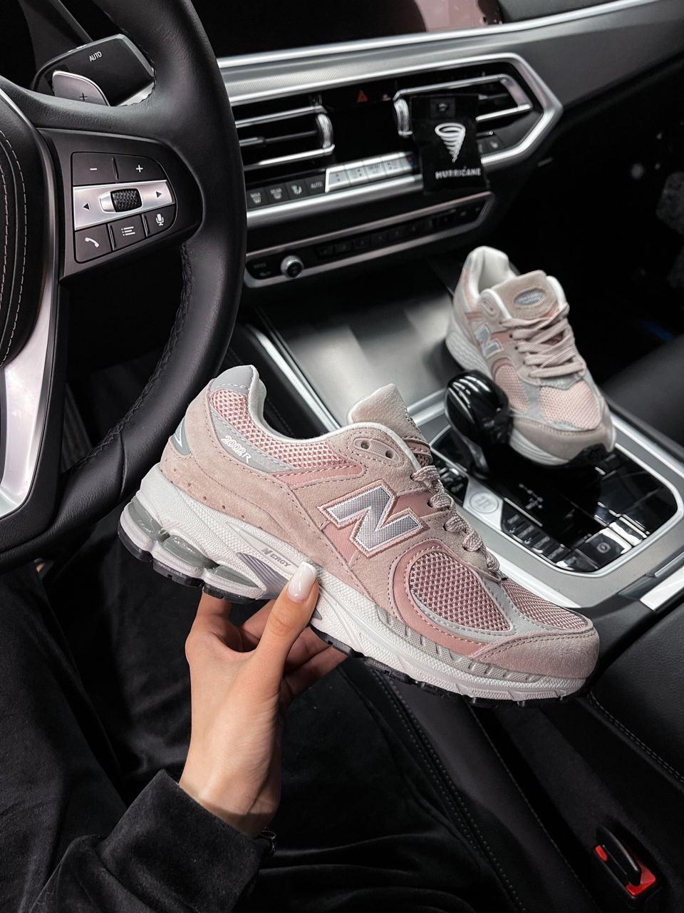 Рожеві кроси жіночі New Balance 2002R. Модне взуття для дівчат Нью Баланс 2002R на щодень.