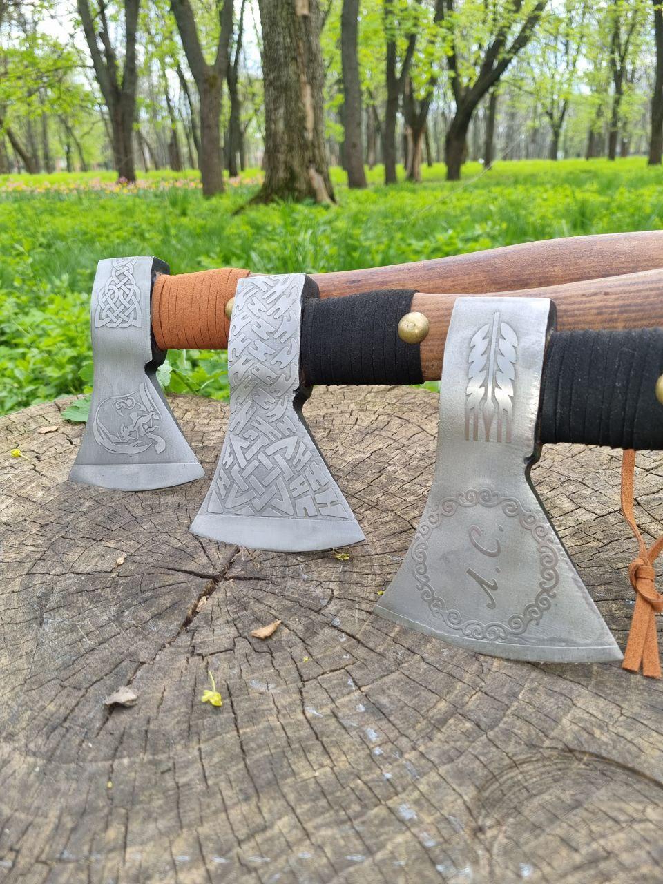 Гравіювання ініціалів на сокирі, фото 1