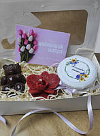 Подарочный набор для мамы с медом, шоколадом и орхидеей