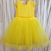 Блестящее желтое нарядное детское платье с коротким рукавчиком на 3-5 лет