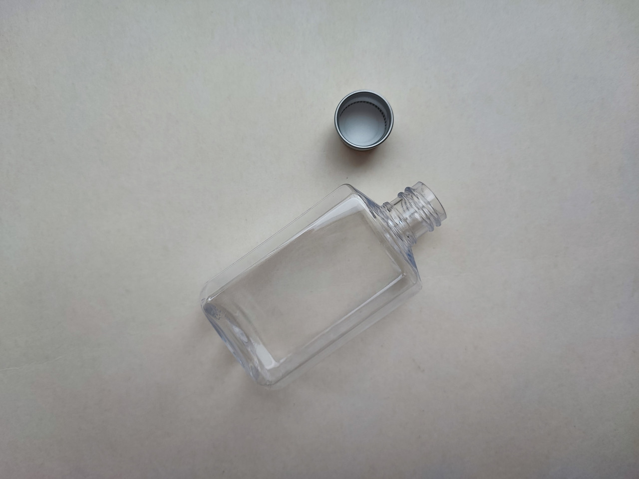 60 - 65 мл прозорий ПЕТ флакон Прямокутний з металевою, алюмінієвою кришкою 18/410