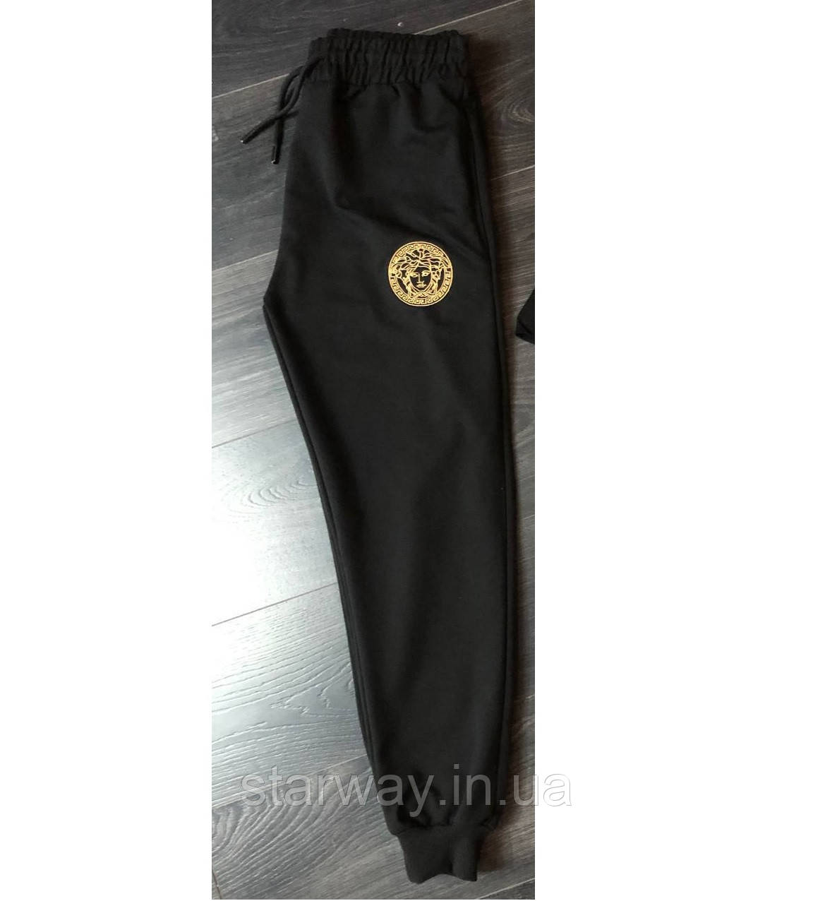 Трикотажні чорні штани із золотим принтом versace