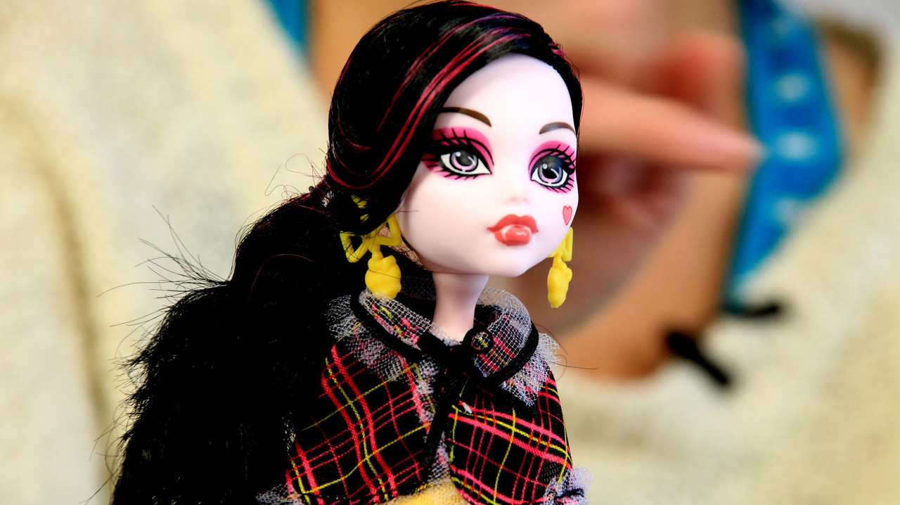 Monster High Draculaura Doll & Shoe Collection Лялька Монстер Хай Дракулаура із серії "Я люблю взуття"