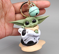 Брелок на ключи плотная резина бейби Йода Baby Yoda малыш Йода в белом космолете и бубенчик зеленый фигурка