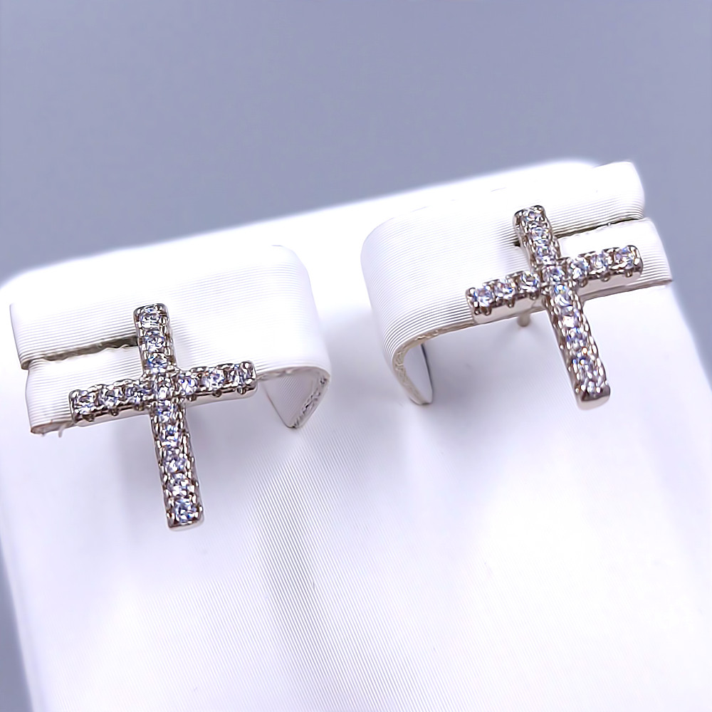 Сережки-гвоздики XР із білими цирконами. Родій. Довжина: 12 мм. Ширина: 10 мм.