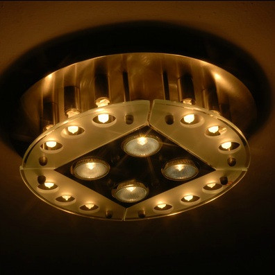 Лампа-люстра круглої плоскої форми