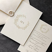 Картка з запрошенням на весілля та оксамитовим конвертом.