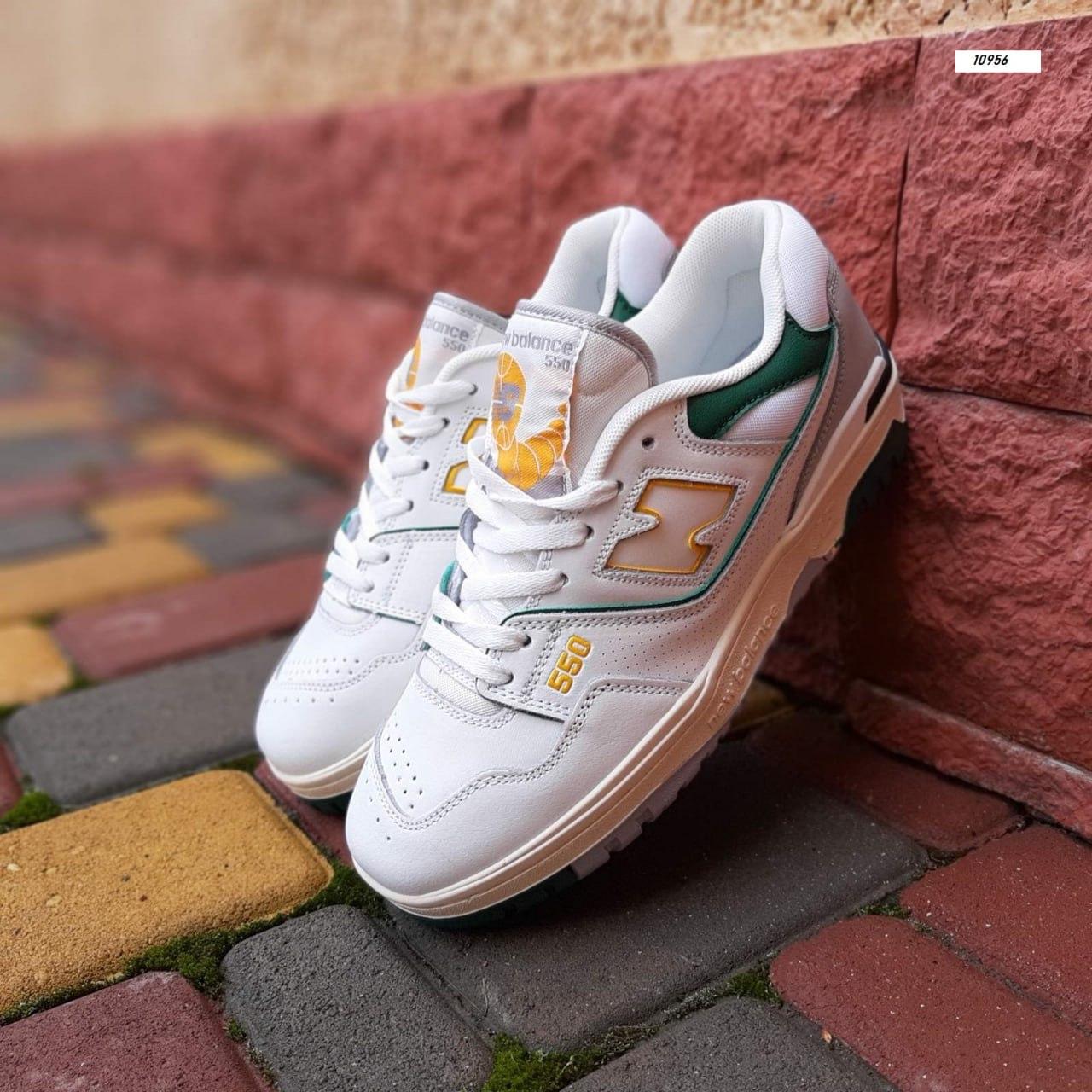 Чоловічі кросівки New Balance 550 (білі із зеленим і жовтим) стильні яскраві весняно-осінні кроси О10956 top