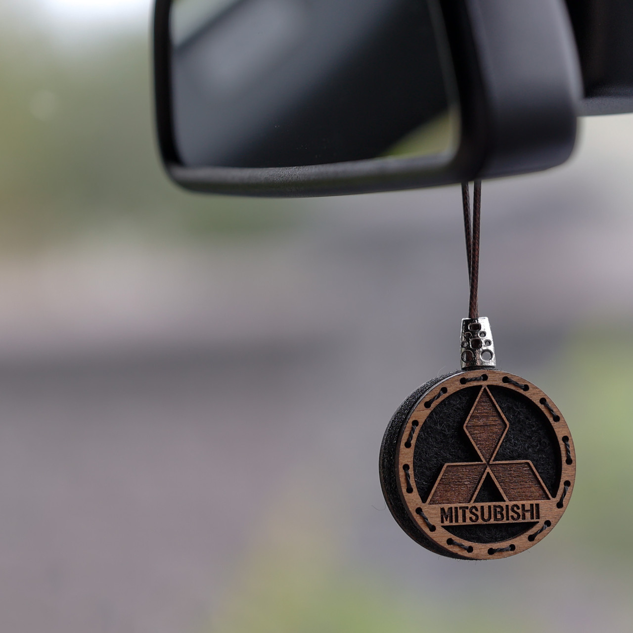Ароматизатор дерев'яний в машину Mitsubishi ручної роботи, 5 см.