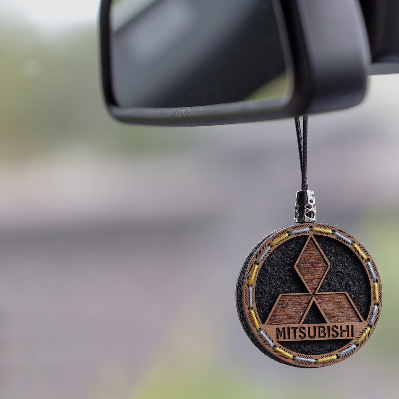 Ароматизатор дерев'яний в машину Mitsubishi ручної роботи, 6 см.