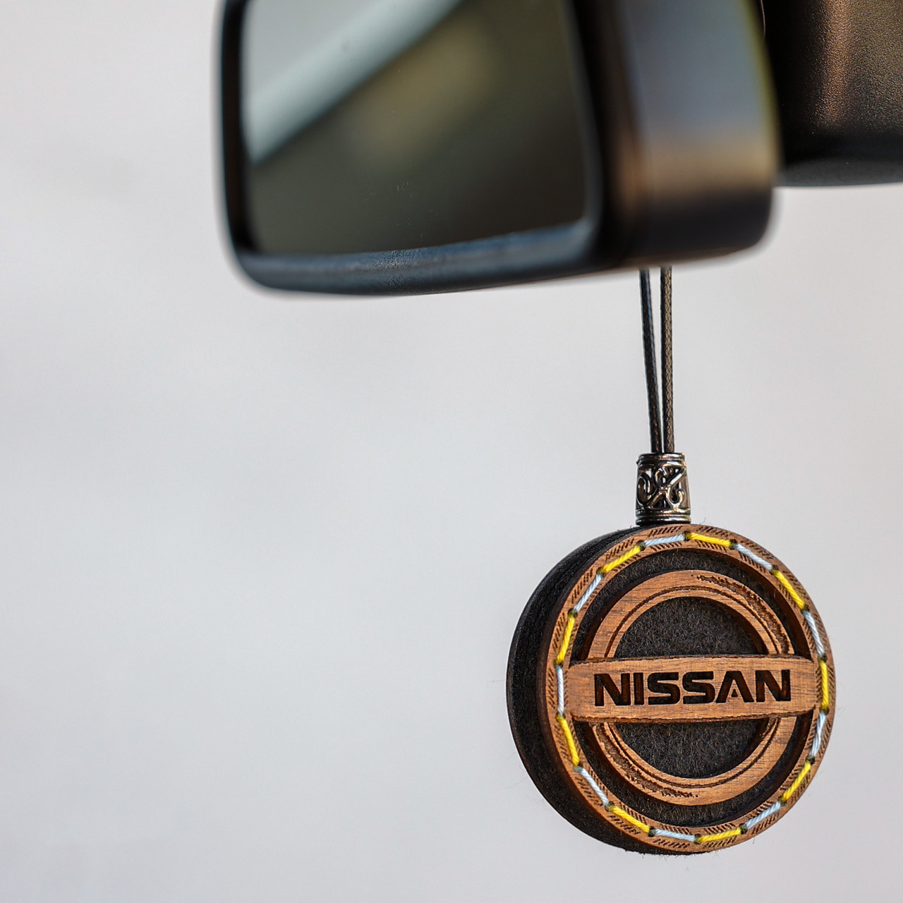 Ароматизатор дерев'яний в машину Nissan ручної роботи, 6 см.