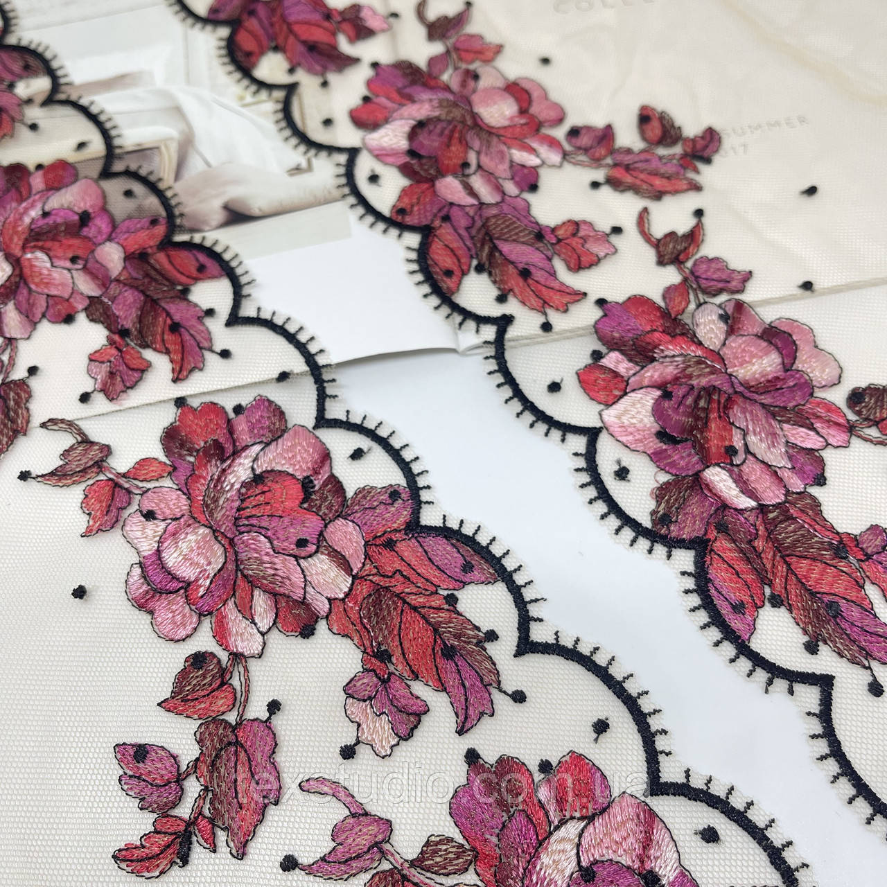 ЗАЛИШОК (0,96 м+0,96 м) Вишивка на сітці "Емілія" бежева з рожевими квітами та чорним горошком 22 см., фото 1