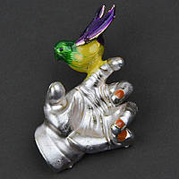 Брошка металева на сріблястій основі рука, що тримає пташка, покрита кольоровою емаллю розмір 50Х35 мм.