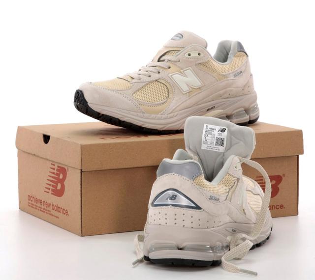 Модные удобные кроссовки New Balance 2002R Light Grey фото