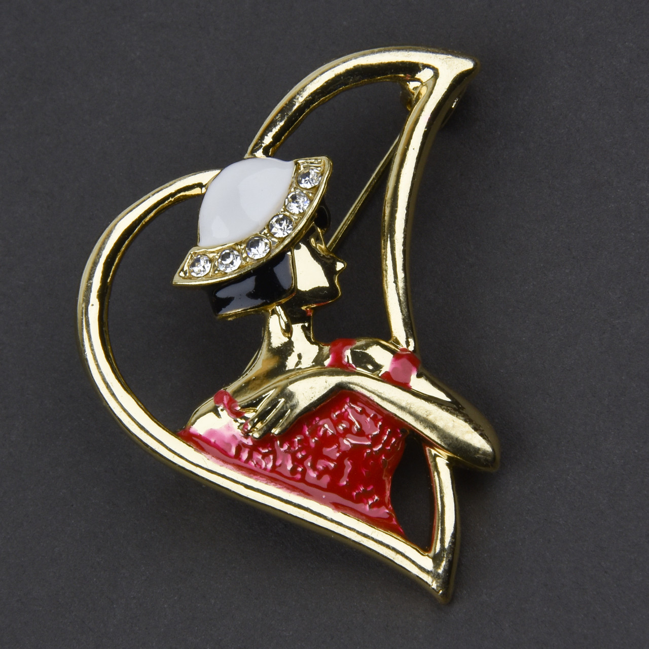 Брошка металева на золотистій основі дівчина в капелюсі із сапфірами покрита кольоровою емаллю розмір 45Х40 мм - фото 1 - id-p1839143592