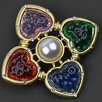 Брошка металева на золотистій основі серця з різнобарвними камінцями та перлиною розмір 45Х45 мм