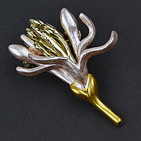 Брошь металлическая на золотистой основе цветочек сакура покрыта разноцветной эмалью размер 40Х25 мм