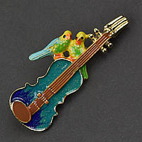 Брошь металлическая на золотистой основе гитара с попугайчиками покрыта цветной эмалью размер 55Х20 мм