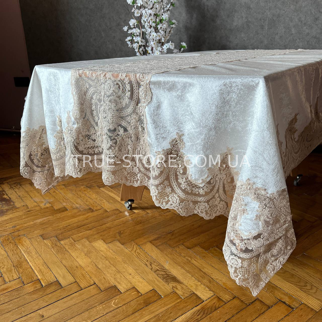 Скатертина Оксамитова з мереживом імператор високої якості на стіл! Шампань колір (У розмірах)