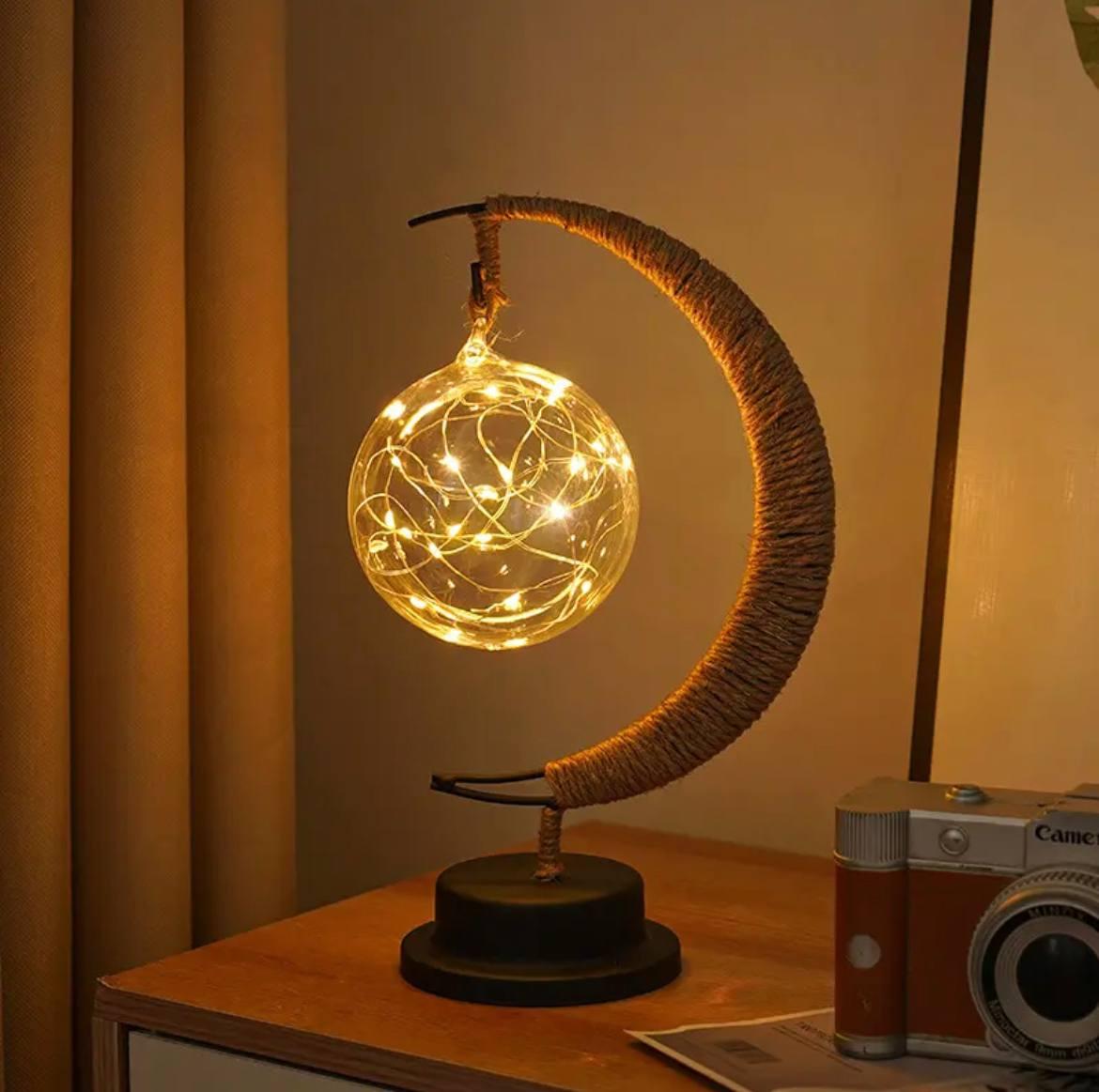 Світильник Півмісяць з живленням від батарейок металева основа скляна кулька, конопляна мотузка - фото 1 - id-p1838782596