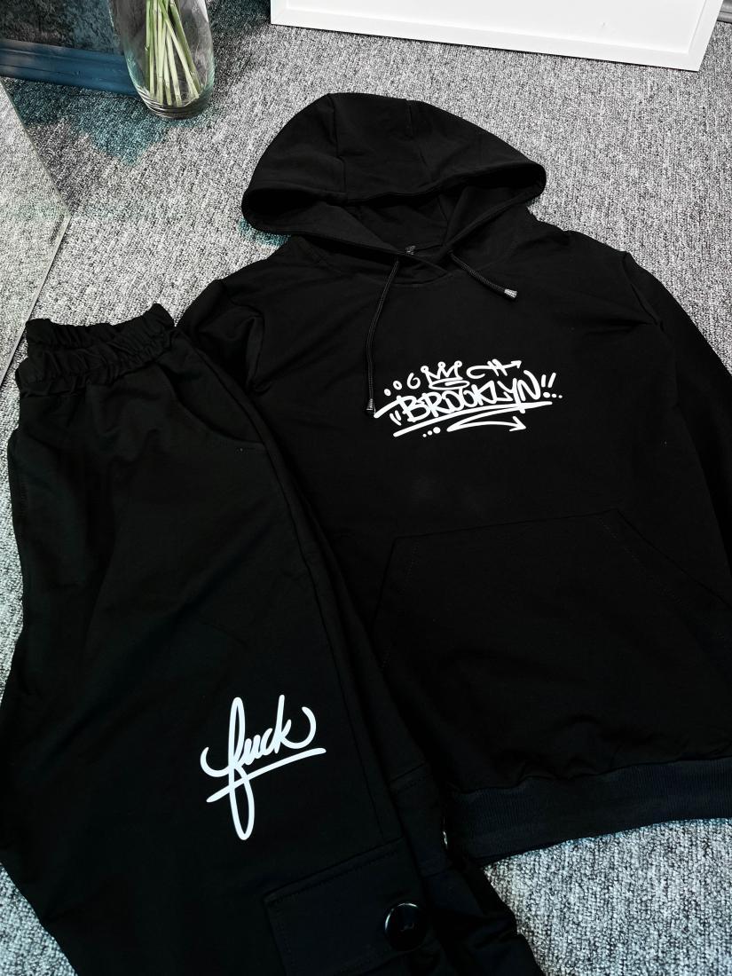 Чорний спортивний чоловічий костюм з написами