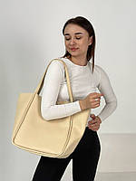 Стильная женская сумка шопер вместительного формата из эко кожи большого размера бежевого цвета.
