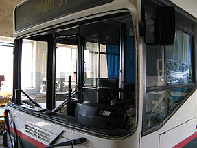 Изготовление и замена лобового стекла на автобусе Mercedes O 405 цельное в Никополе (Украина) 3