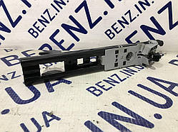 Механізм регулювання висоти ременя безпеки ззаду Mercedes S212 A2128600188