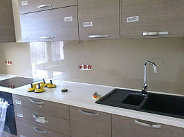 Фартух для кухні з фарбуванням під колір кухонного фасаду, дуже сучасний підхід до інтер'єру кухні.