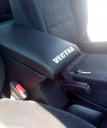Підлокітник Opel Vectra А і В з вишивкою, шкірозамінником, чорний (KG-8031)