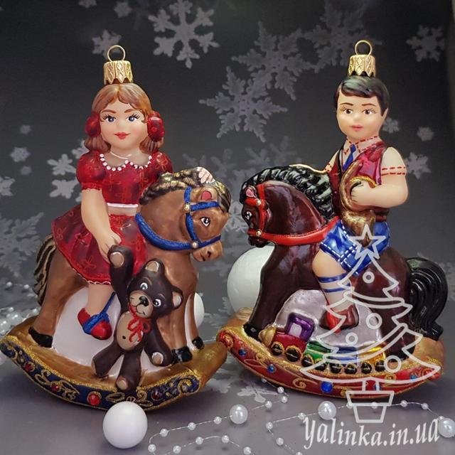 Стеклянная елочная игрушка хлопчик на конячці та дівчинка на конячці Polskie zabawki spektrum morozko Snegka Poland yalinka.in.ua Стеклянная елочная игрушка мальчик на лошадке Polskie zabawki spektrum morozko Snegka Poland yalinka.in.ua