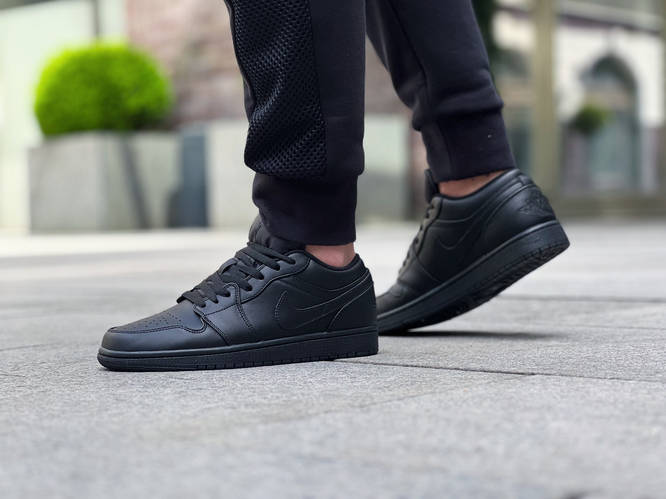 Jordan 1 triple black on feet hotsell
